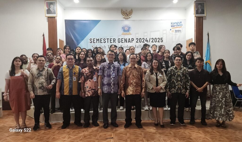 Foto bersama Unsur Pimpinan, Dosen dan Mahasiswa STT Jaffray Jakarta
